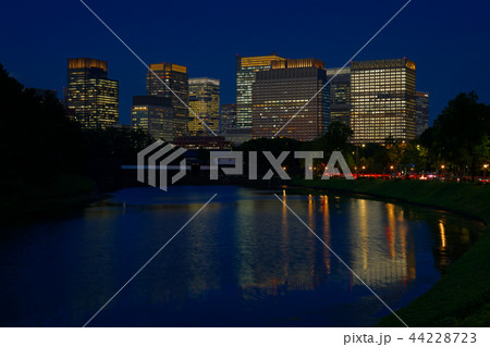 桜田門と丸の内ビル街の夜景 44228723