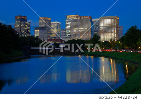 桜田門と丸の内ビル街の夜景 44228724