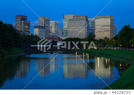 桜田門と丸の内ビル街の夜景 44228725