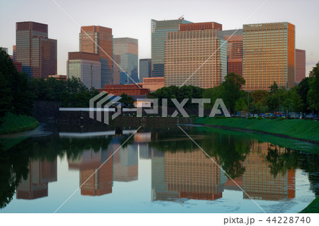 暮れなずむ桜田門と丸の内ビル街 44228740