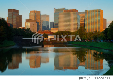 暮れなずむ桜田門と丸の内ビル街 暮れなずむ桜田門と丸の内ビル街 44228744