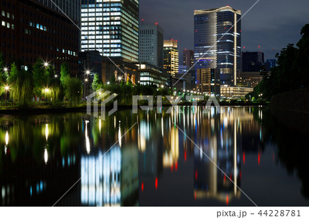 日比谷通り沿いの高層ビル街の夜景と日比谷濠に映える景観 44228781