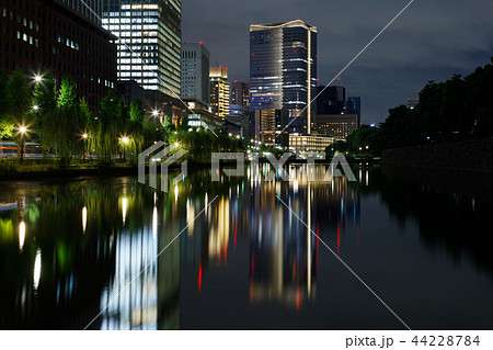 日比谷通り沿いの高層ビル街の夜景と日比谷濠に映える景観 日比谷通り沿いの高層ビル街の夜景と日比谷濠に映える景観 44228784