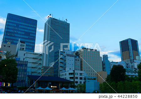夕暮れの南池袋公園と高層ビル群　 44228850