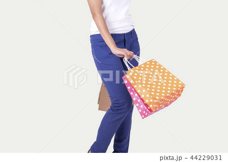 asian girl holding shopping bags  44229031