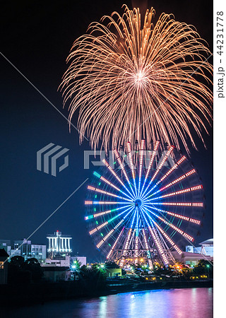 イルミネーションされた大観覧車と花火 イルミネーションされた大観覧車と花火 44231778
