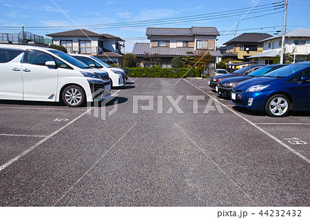 住宅街の中にある駐車場 44232432