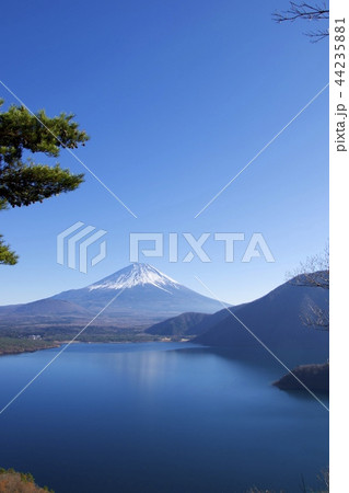 本栖湖から眺めた富士山 本栖湖から眺めた富士山 44235881