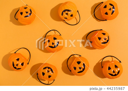 Halloween pumpkins overhead view 44235987