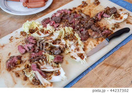 Beef slices on cabbage with berry, cola sticky 44237302