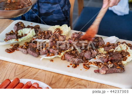 Beef slices on cabbage with berry, cola sticky 44237303