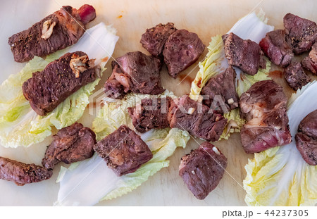 Beef slices on cabbage with berry, cola sticky 44237305