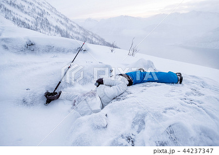 Man mountaineer sleeping die on snow ridge 44237347