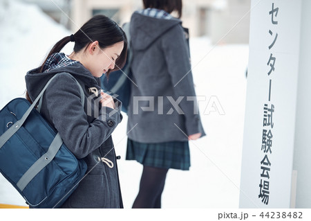 センター試験を受ける女子高生 44238482
