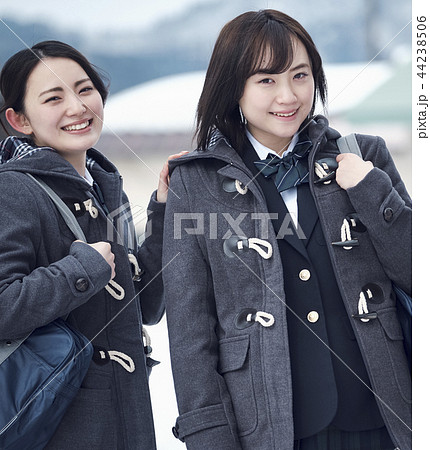 センター試験を受ける女子高生 44238506