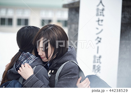 センター試験を受ける女子高生 44238529