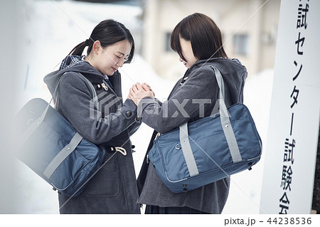 センター試験を受ける女子高生 44238536