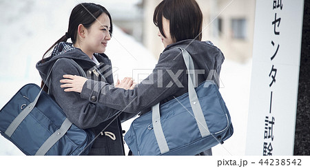 センター試験を受ける女子高生 44238542