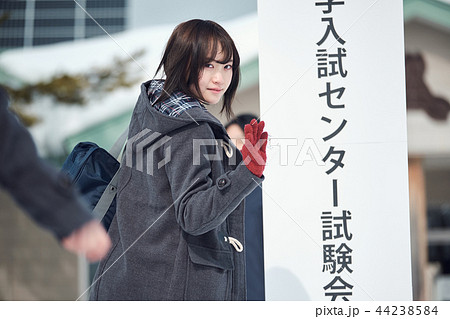 センター試験を受ける女子高生 センター試験を受ける女子高生 44238584