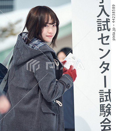 センター試験を受ける女子高生 44238589