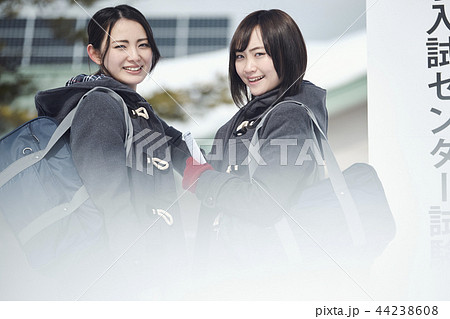 センター試験を受ける女子高生 44238608