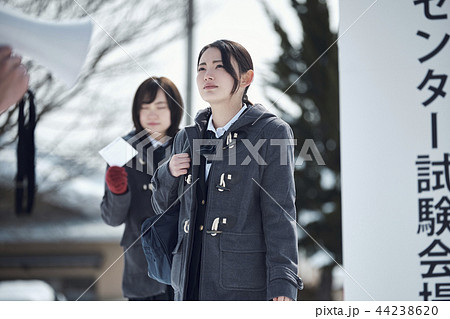 センター試験を受ける女子高生 44238620