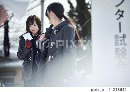センター試験を受ける女子高生 44238632