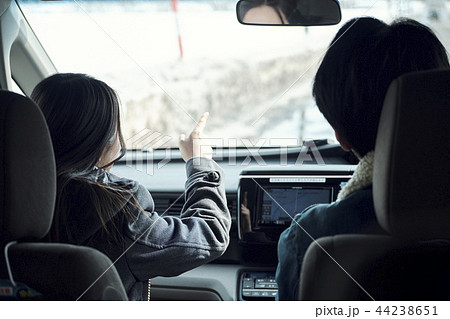 車に乗る男女 車に乗る男女 44238651