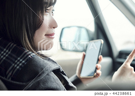 車に乗る女性 44238661