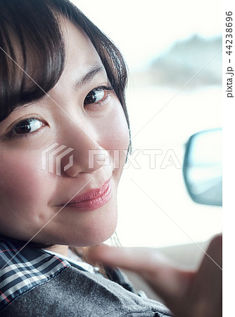 車に乗る女性 44238696