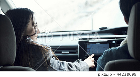 車に乗る男女 44238699