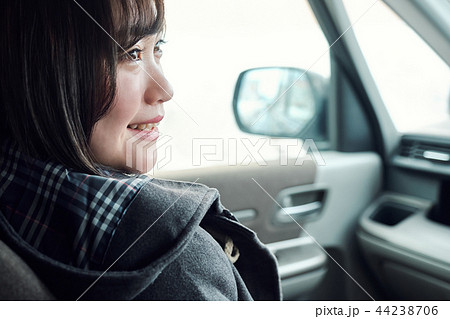 車に乗る女性 車に乗る女性 44238706