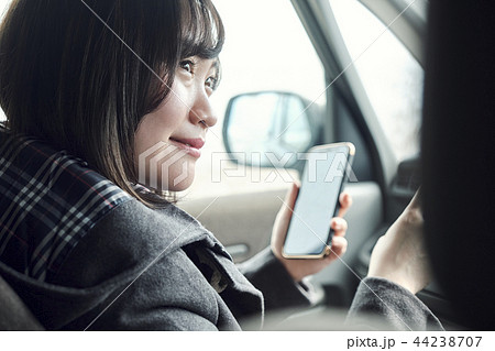 車に乗る女性 車に乗る女性 44238707