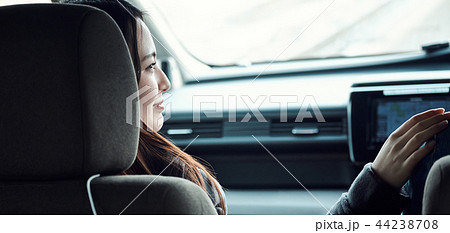 車に乗る男女 車に乗る男女 44238708