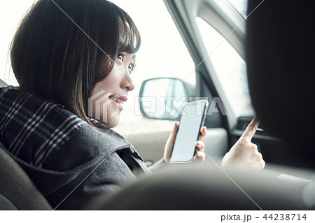 車に乗る女性 44238714