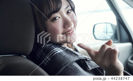 車に乗る女性 車に乗る女性 44238747