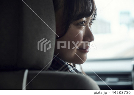 車に乗る女性 車に乗る女性 44238750