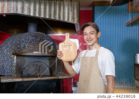 ピザ屋さんで働く男性 44239016