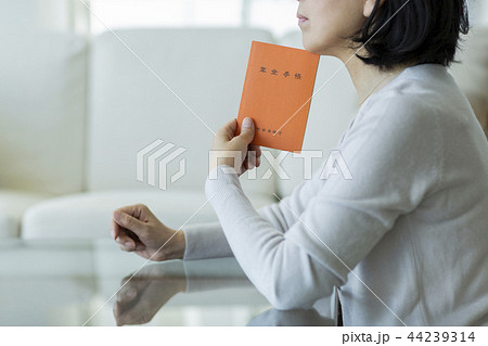 中年女性 年金手帳 中年女性 年金手帳 44239314