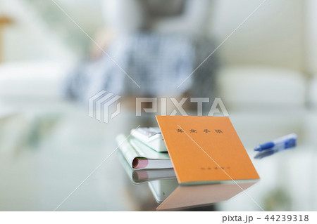 中年女性　年金手帳 44239318