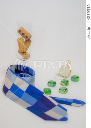 サラリーマンイメージ ネクタイと小物 忘年会新年会イメージ サラリーマンイメージ ネクタイと小物 忘年会新年会イメージ 44239550