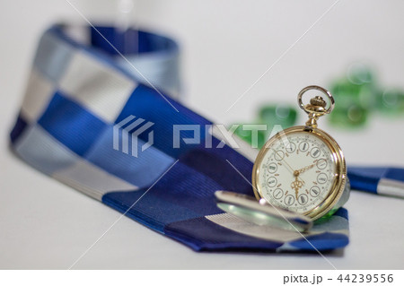 サラリーマンイメージ　ネクタイと小物　忘年会新年会イメージ 44239556