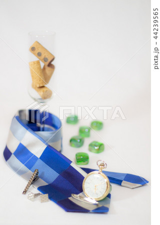 サラリーマンイメージ ネクタイと小物 忘年会新年会イメージ サラリーマンイメージ ネクタイと小物 忘年会新年会イメージ 44239565