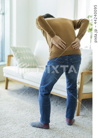 中年男性　腰痛 44240095