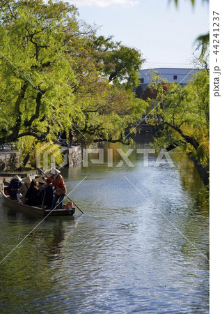 秋の倉敷の美観地区（岡山）の川舟流し 44241237