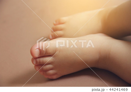 This is a foot photo of a child. 44241469