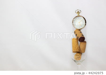 お酒と時間　忘年会　新年会イメージ 44242075