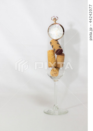 お酒と時間 忘年会 新年会イメージ お酒と時間 忘年会 新年会イメージ 44242077