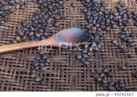 Roasted coffee beans on bamboo basket 44242467
