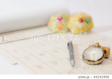 カレンダーの上のペンと懐中時計　 44242806
